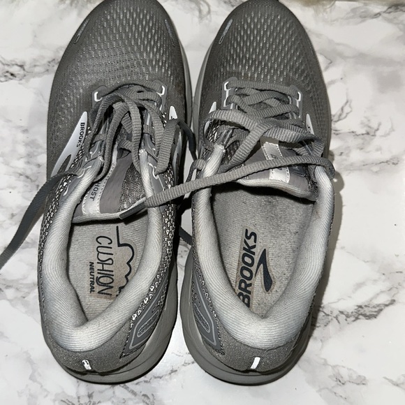 Brooks women’s Athletic Gray Ghost Sneakers size 8 - Picture 3 of 9